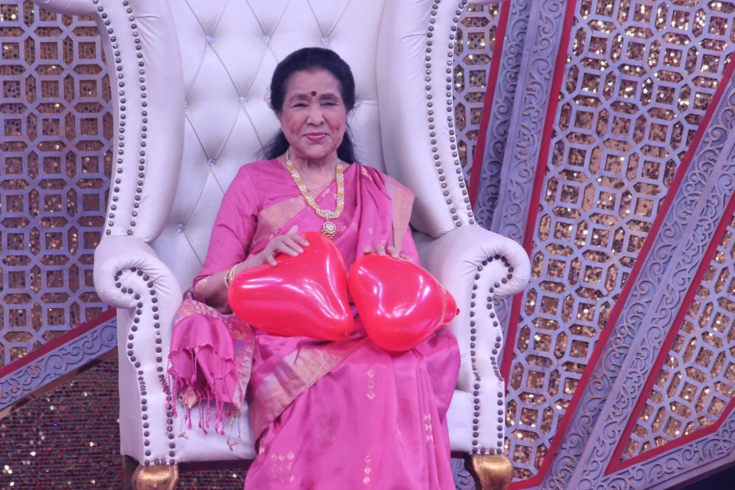 Asha Bhosle on the sets of Sa Re Ga Ma Pa Li'l Champs (3)