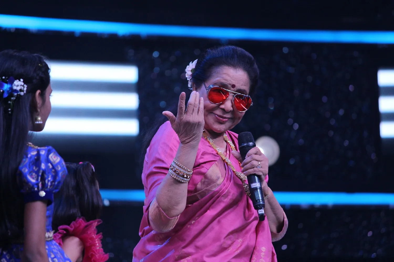 Asha Bhosle on the sets of Sa Re Ga Ma Pa Li'l Champs (4)