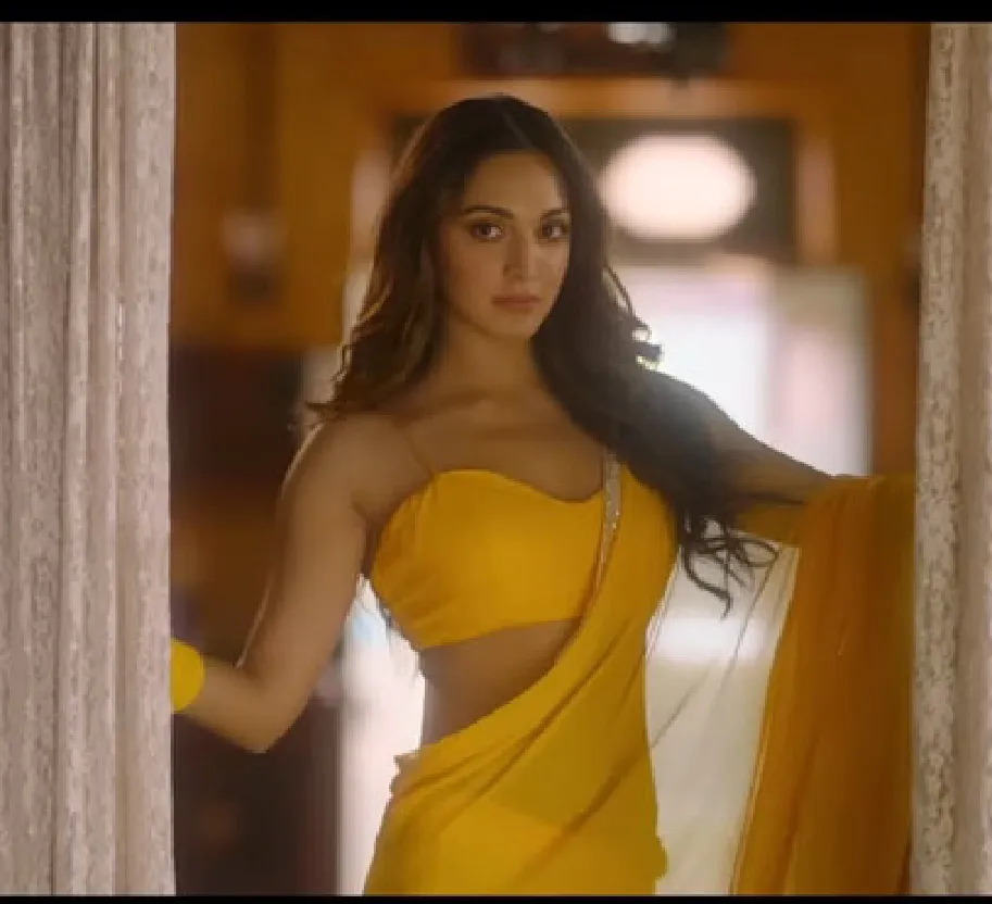 Govinda Naam Mera--seductive look scene Kiara Advani