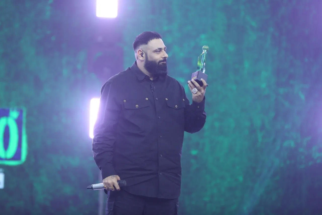 Judge Badshah with Trophy at the Finale