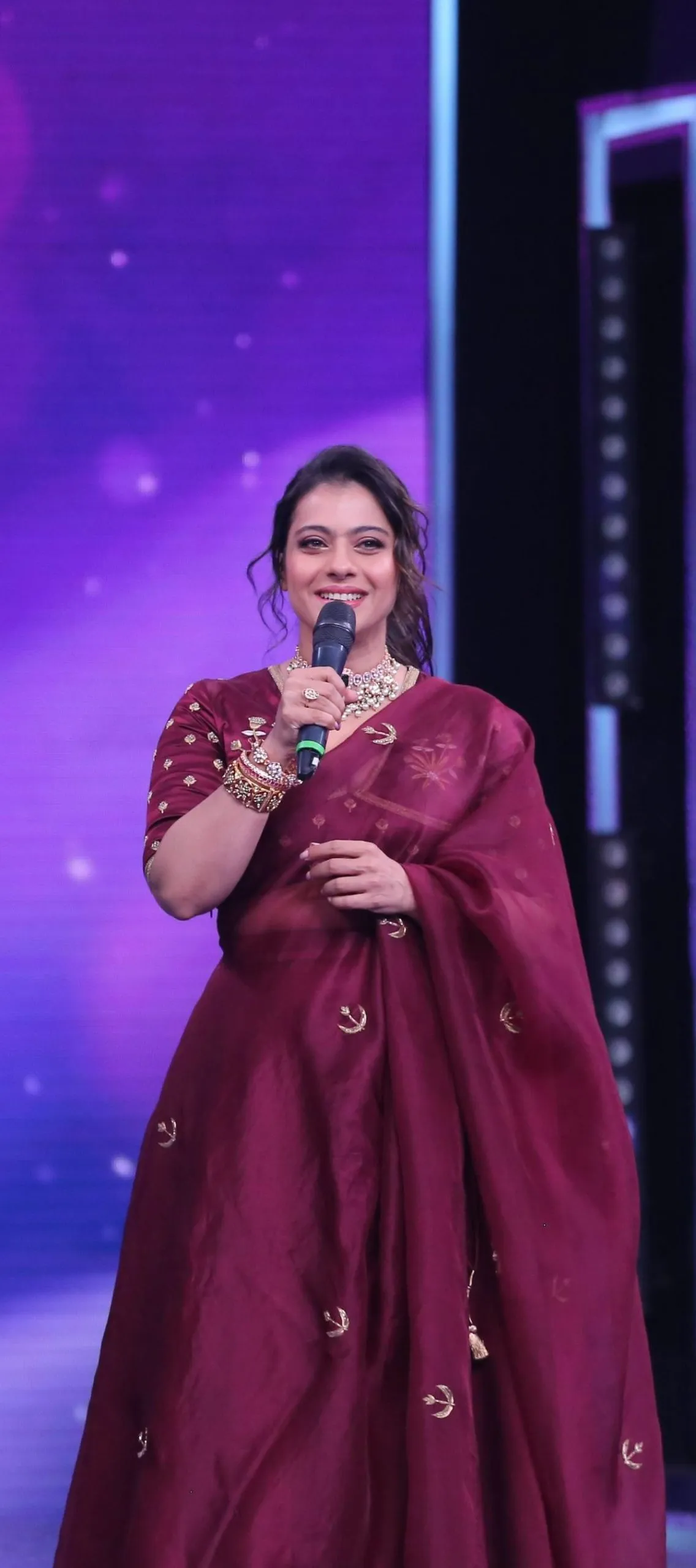 Kajol on the sets of Sa Re Ga Ma Pa Li'l Champs (2)