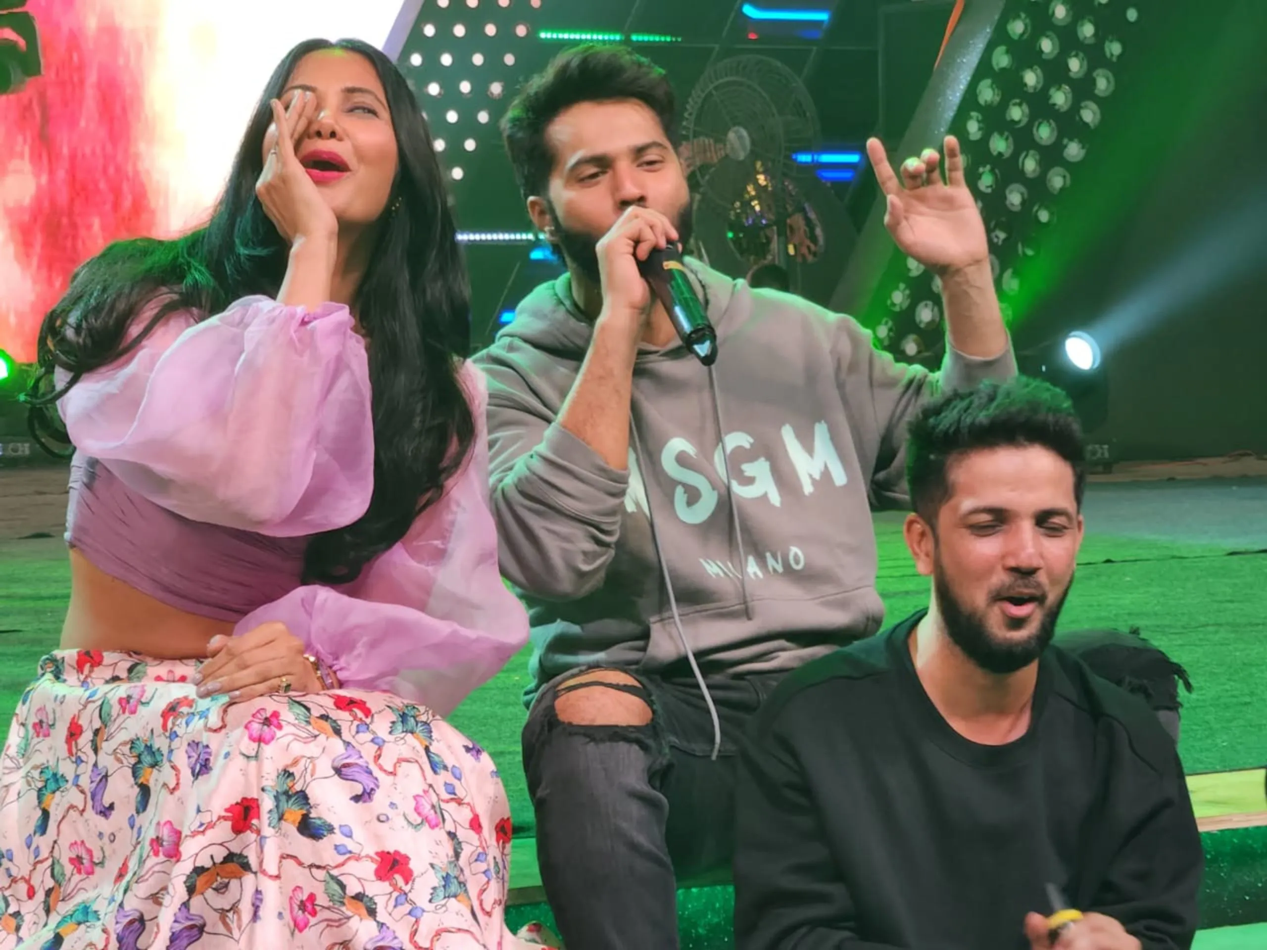 Pretty Women can howl. And howww!!!! Varun Dhawan practises the Bhediya howl with pretty actress and Miss India Tourism Rupali Suri 7