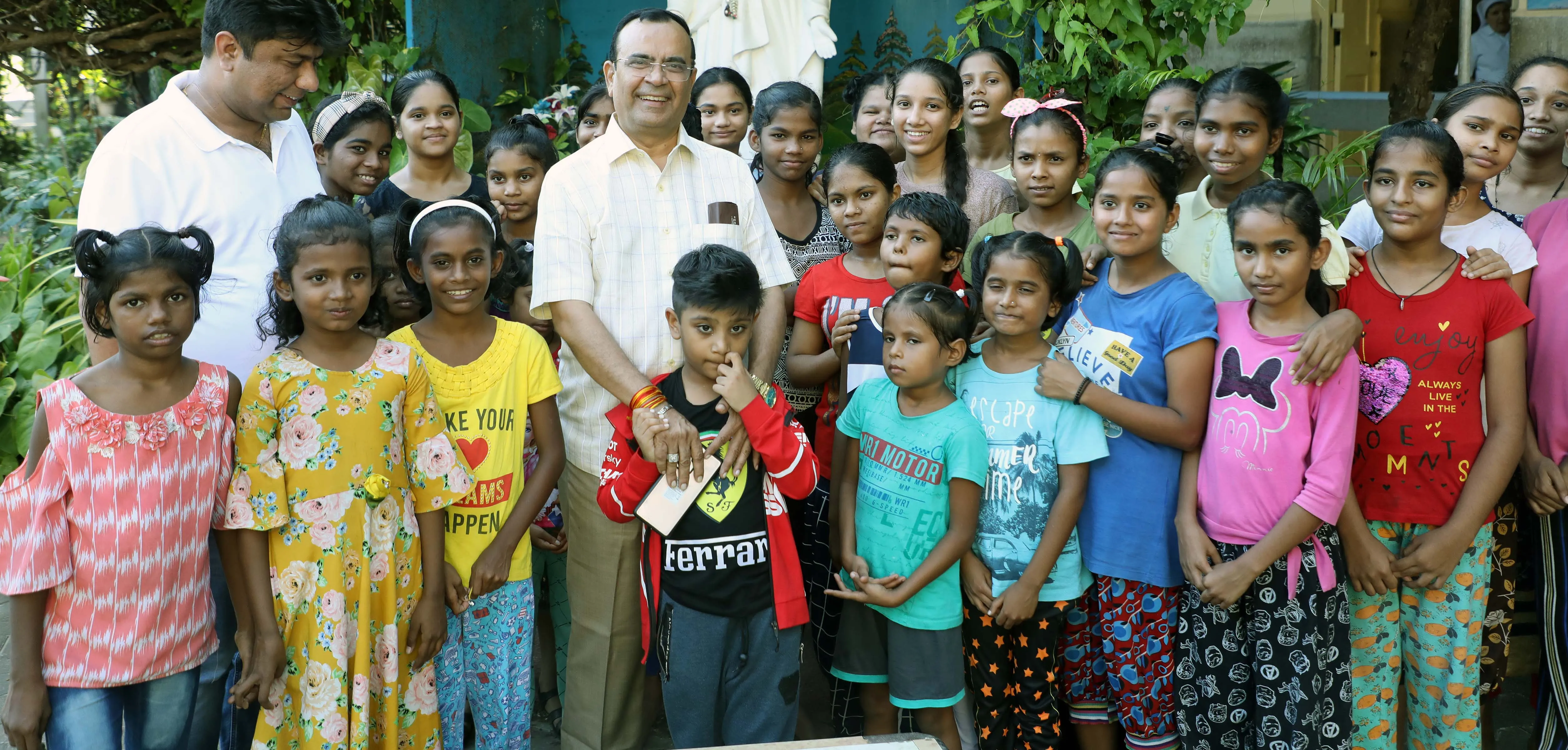 Yogesh Lakhani with Bal Bhawan NGO swanath kids 1