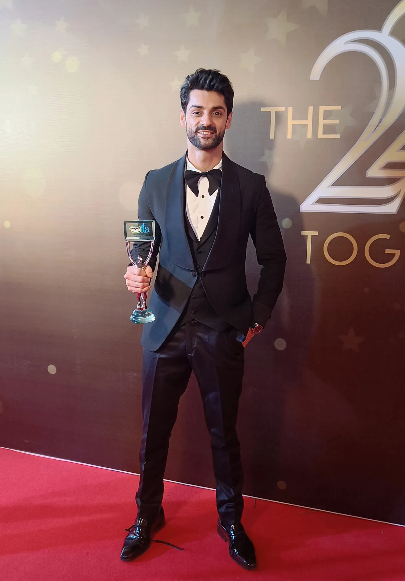 2 Karan Wahi bags the Most Popular Actor OTT Award at the 22nd Indian Television (ITA) Awards