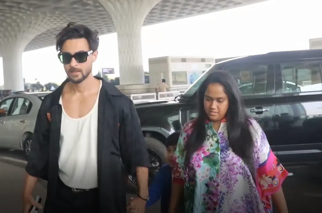 Aayush Sharma and Arpita Khan Sharma spotted at the airport (1)