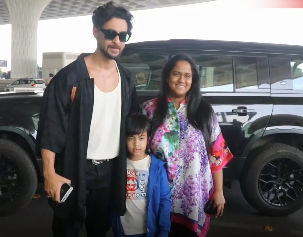 Aayush Sharma and Arpita Khan Sharma spotted at the airport (2)