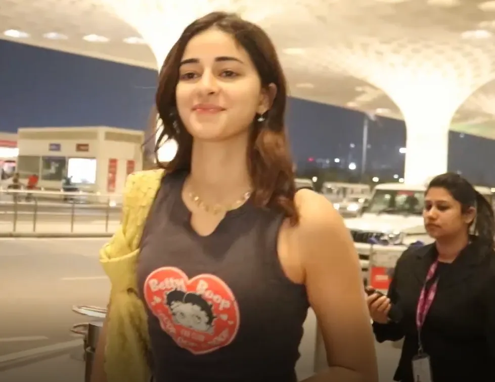 Ananya Pandey spotted at the airport (1)