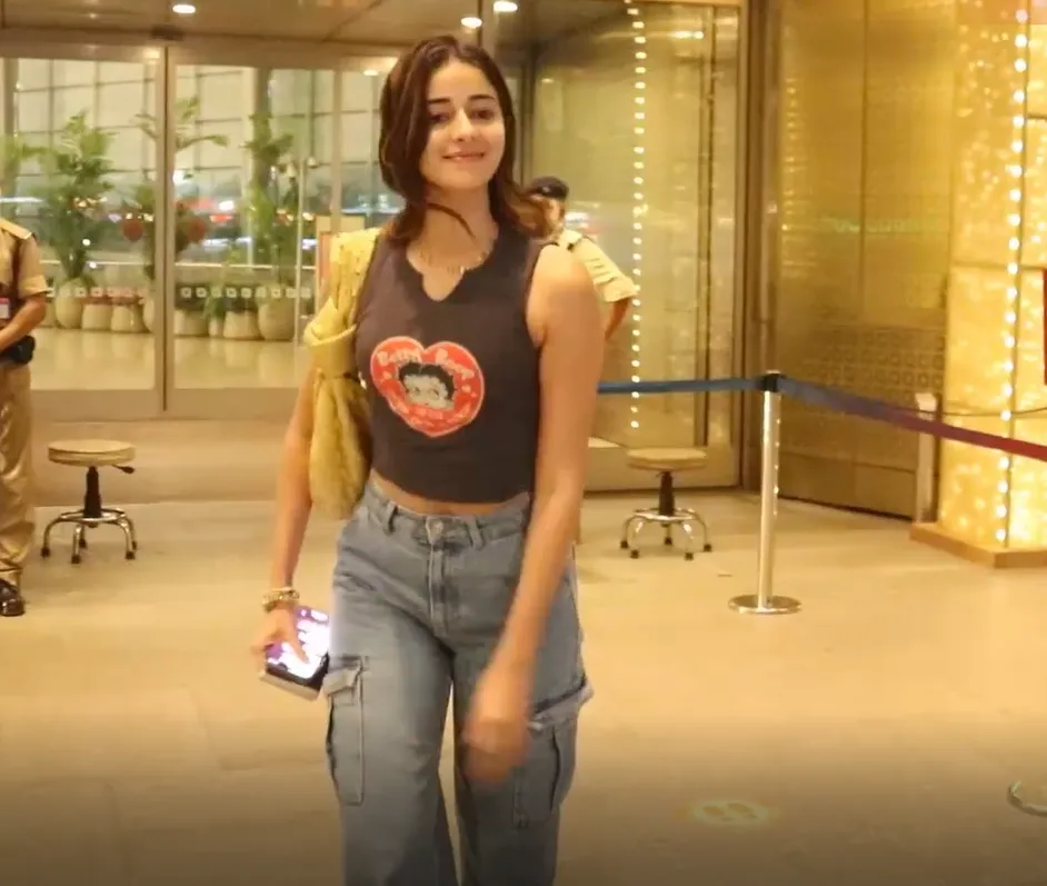 Ananya Pandey spotted at the airport (2)