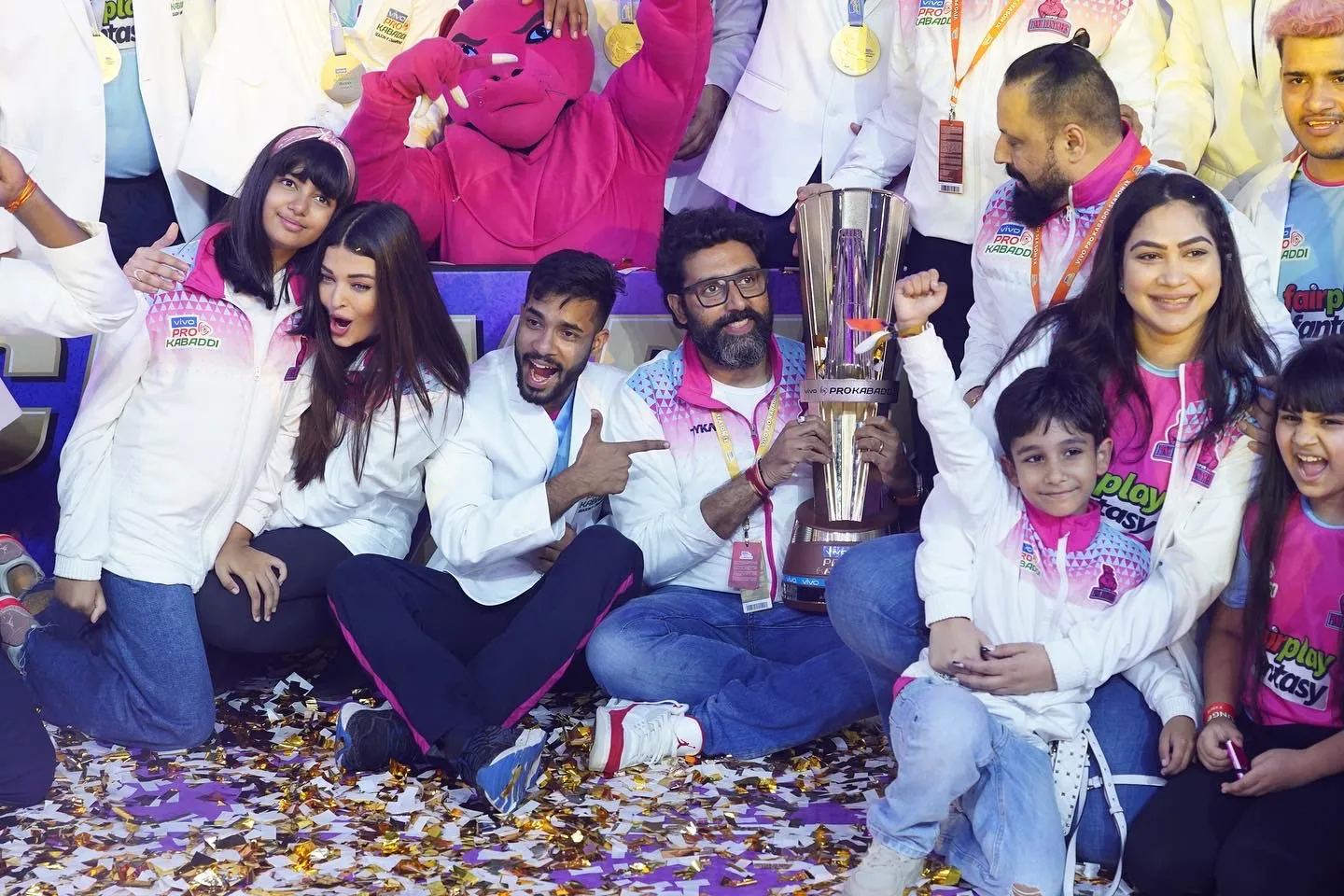 Bachchans Rejoice As Jaipur Pink Panther wins Pro Kabaddi League (4)