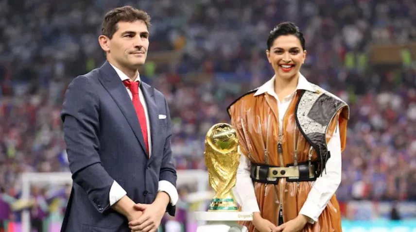 Deepika Padukone Becomes The First Indian To Unveil The FIFA World Cup Trophy! (1)