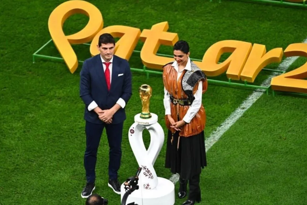Deepika Padukone Becomes The First Indian To Unveil The FIFA World Cup Trophy! (2)