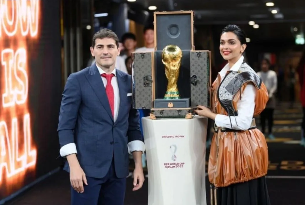 Deepika Padukone Becomes The First Indian To Unveil The FIFA World Cup Trophy! (3)