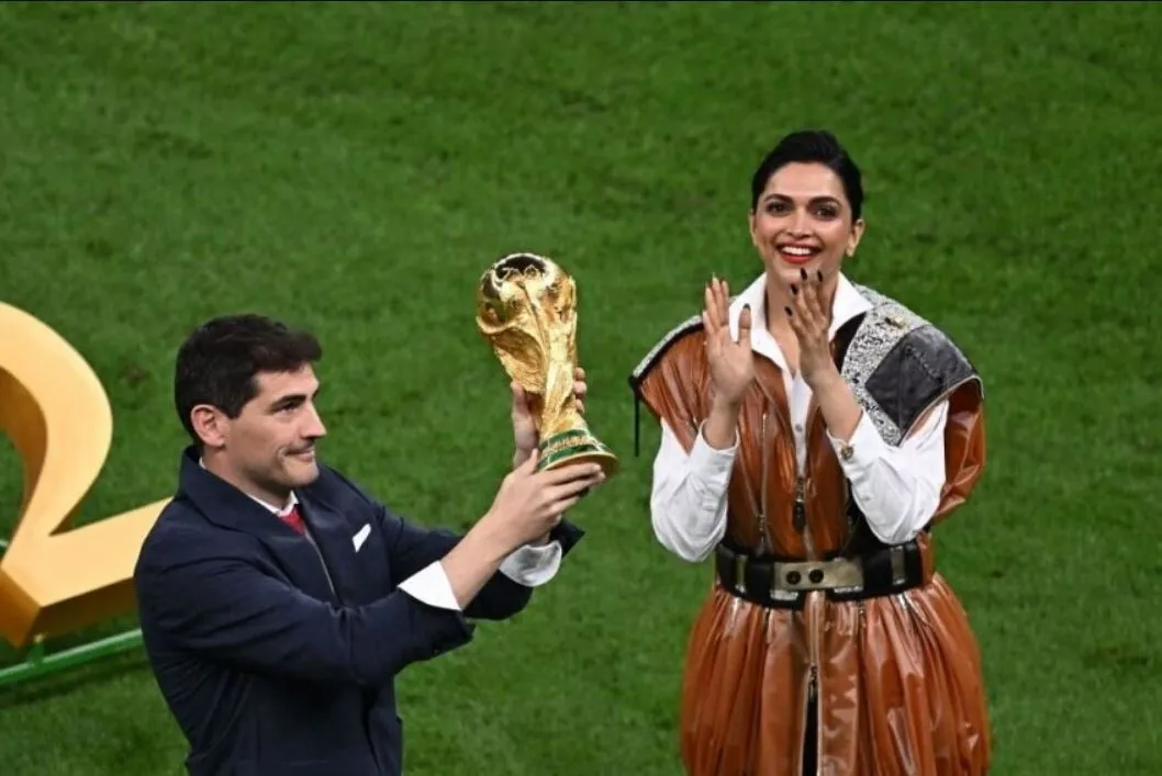 Deepika Padukone Becomes The First Indian To Unveil The FIFA World Cup Trophy! (5)