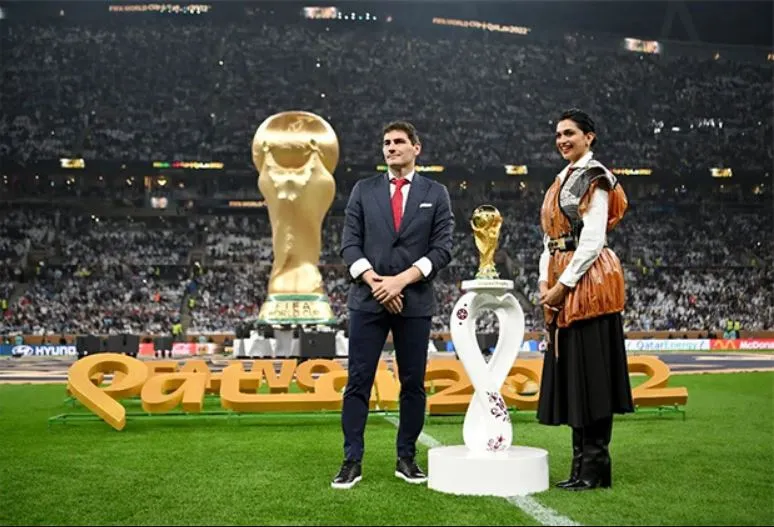Deepika Padukone Becomes The First Indian To Unveil The FIFA World Cup Trophy! (6)