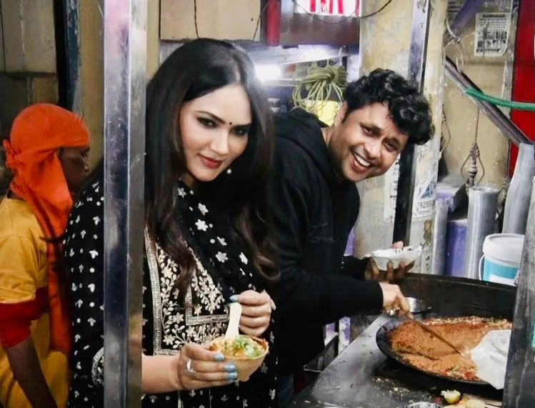 Daroga Happu Singh (Yogesh Tripathi) and Rajesh (Kamna Pathak)