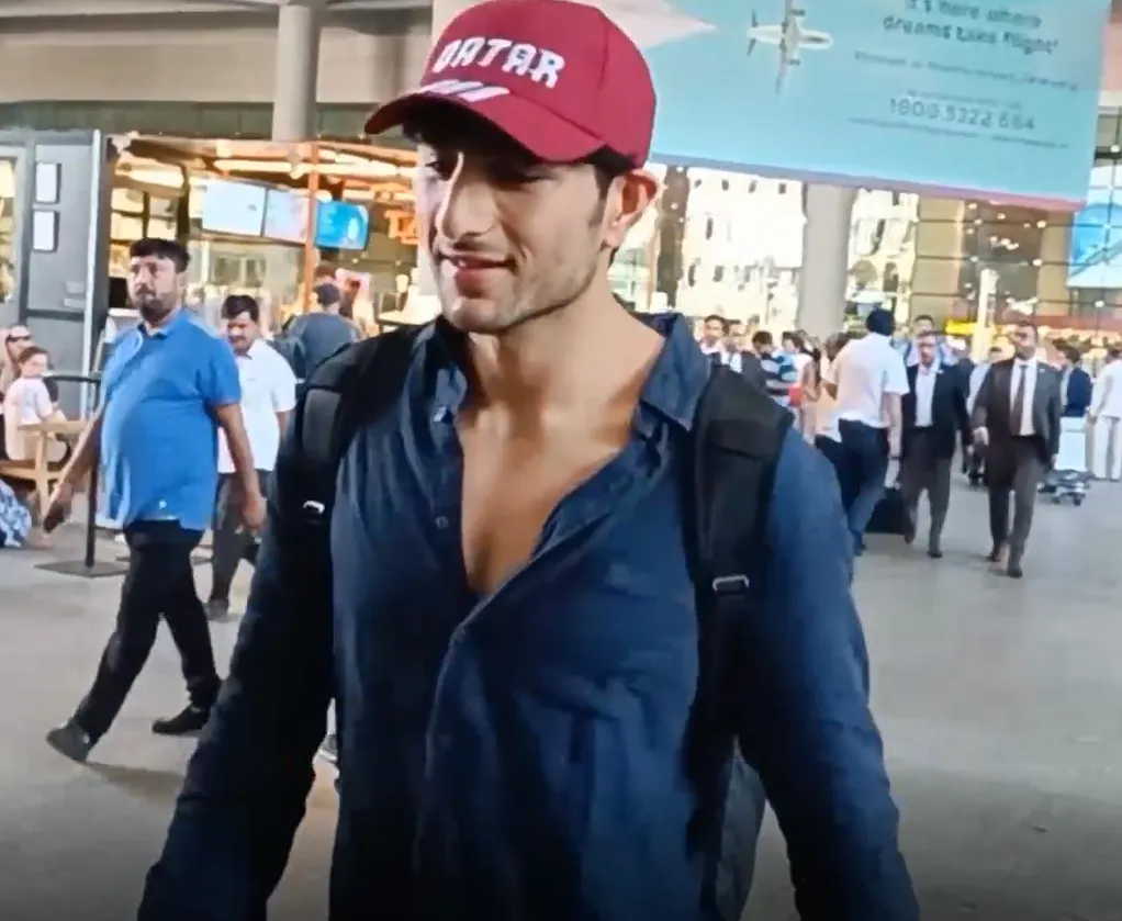 Ibrahim Ali Khan spotted at the airport (1)
