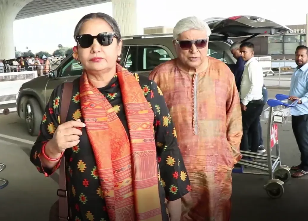 Javed Akhtar and Shabana Azmi were spotted at the airport (1)
