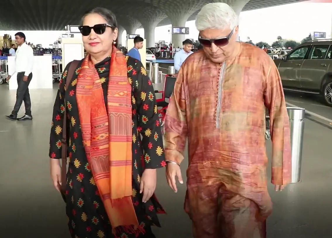 Javed Akhtar and Shabana Azmi were spotted at the airport (2)