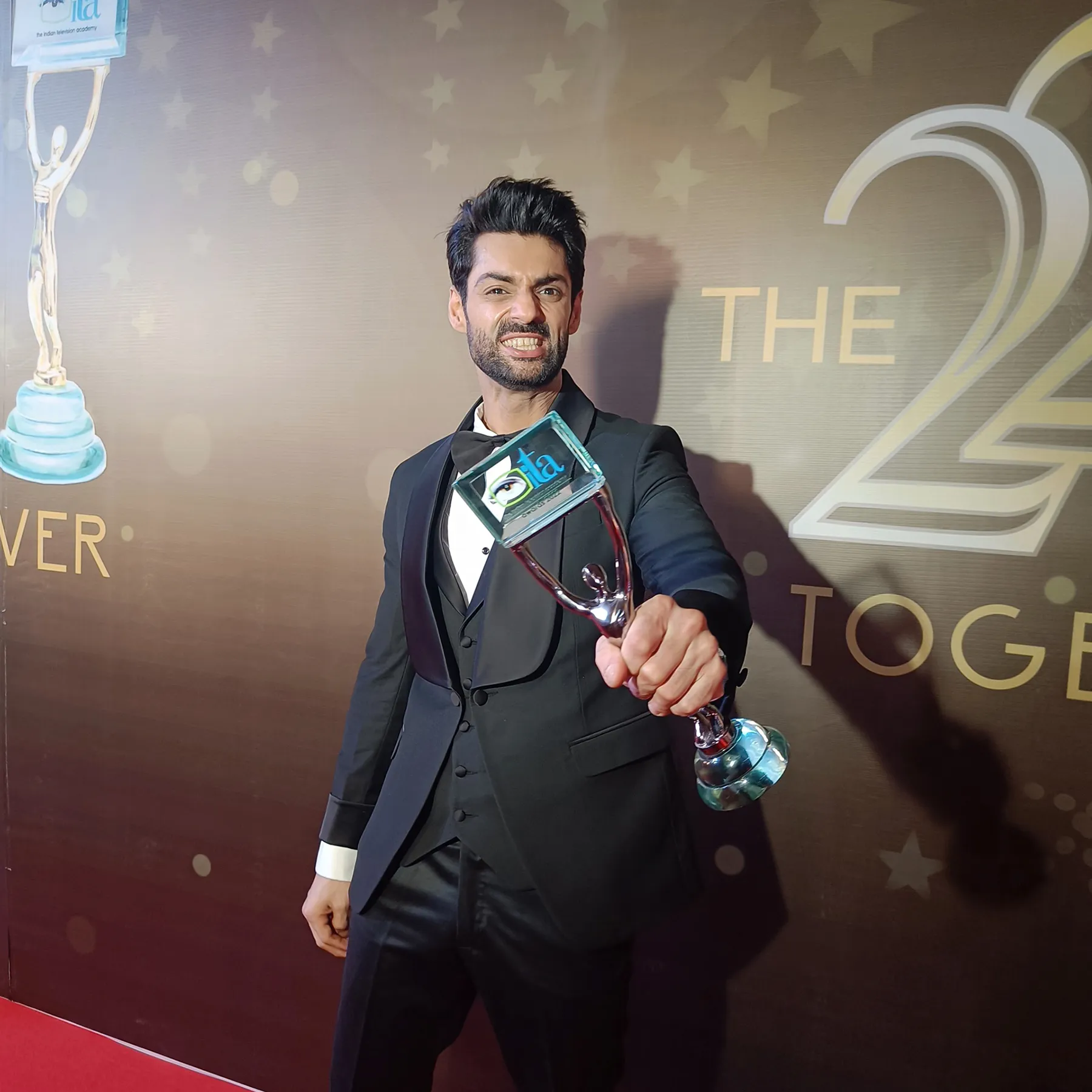 Karan Wahi bags the Most Popular Actor OTT Award at the 22nd Indian Television (ITA) Awards