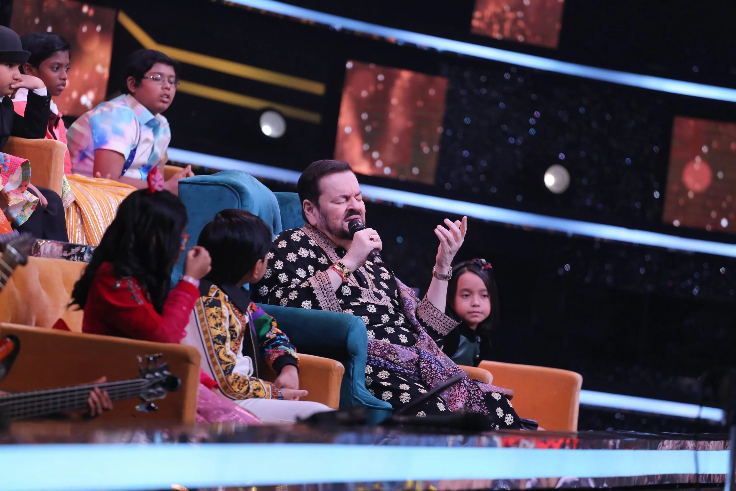 Legendary singer Nitin Mukesh and Bollywood's dream girl Hema Malini grace the special episode of Sa Re Ga Ma Pa Li'l Champs (12)