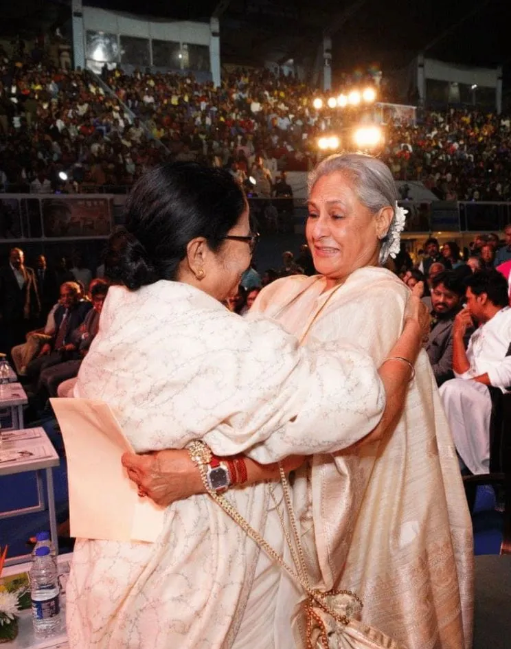 MAMATA BANERJEE AND JAYA BACHCHAN SISTERLY LOVE
