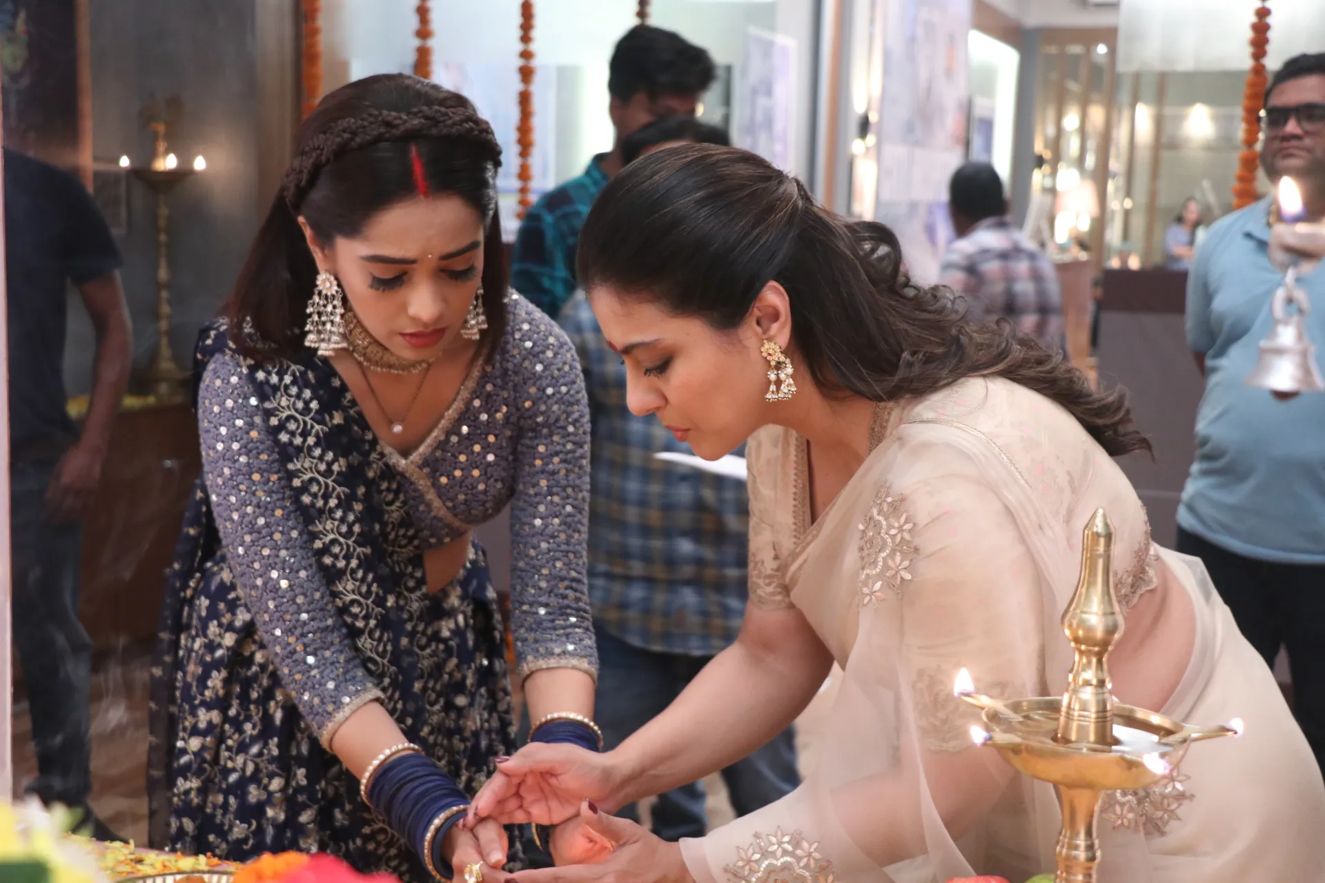 Mugdha a.k.a Prachi and Kajol on the sets of Kumkum Bhagya (2)