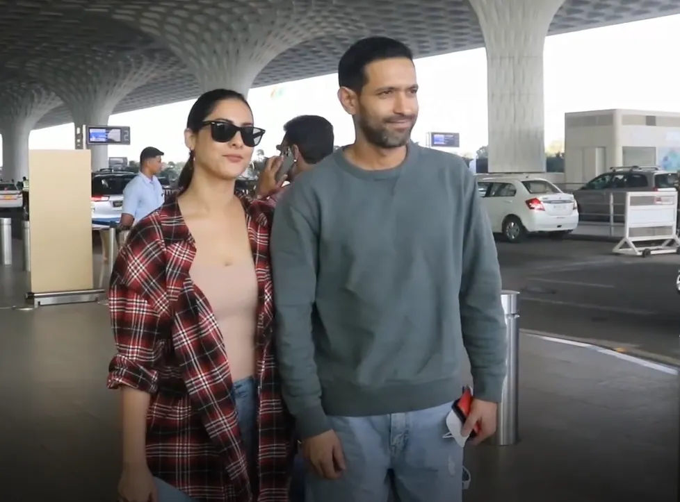Vikrant Massey and his wife were spotted at the airport (1)