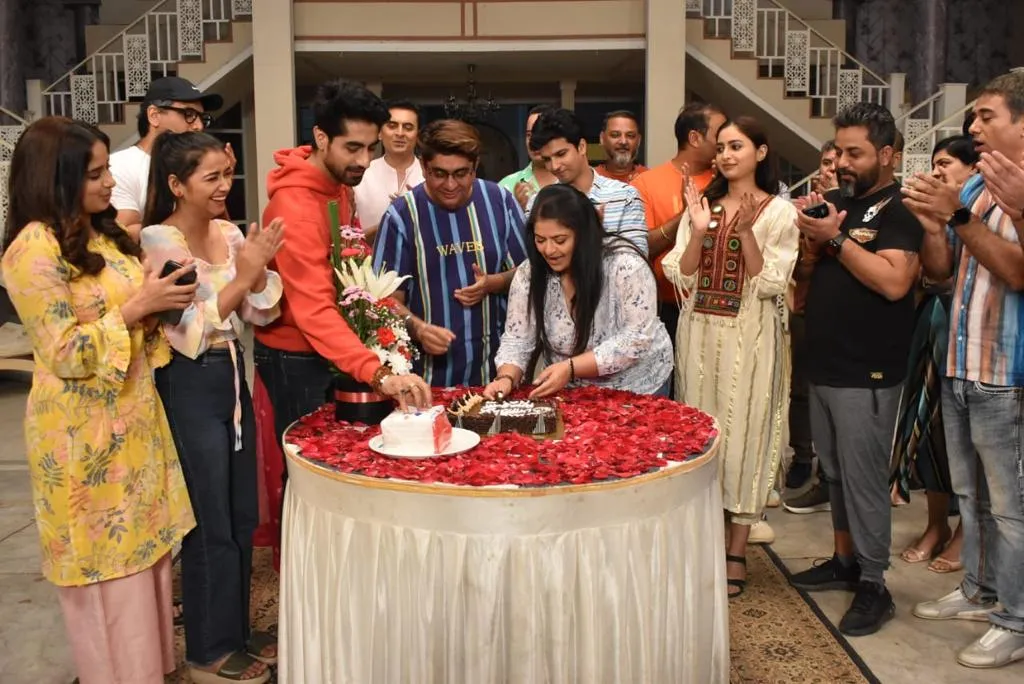 The cast and crew of YRKKH celebrate actress Pragati Mehra’s birthday