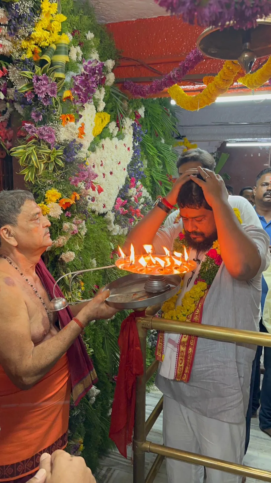 Director Om Raut reached Karmghat Hanuman (1)