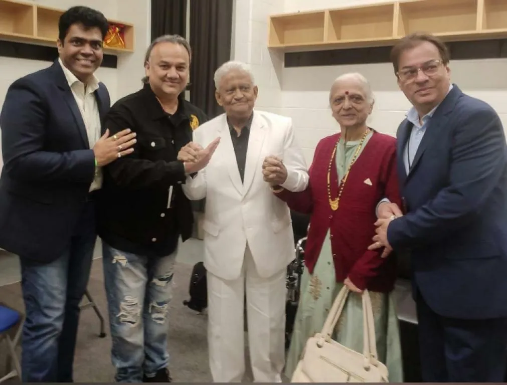 Pyarelal (in white) with his wife Sunila , Anil Bohra, Kazim Kazi, Mehboob Haider