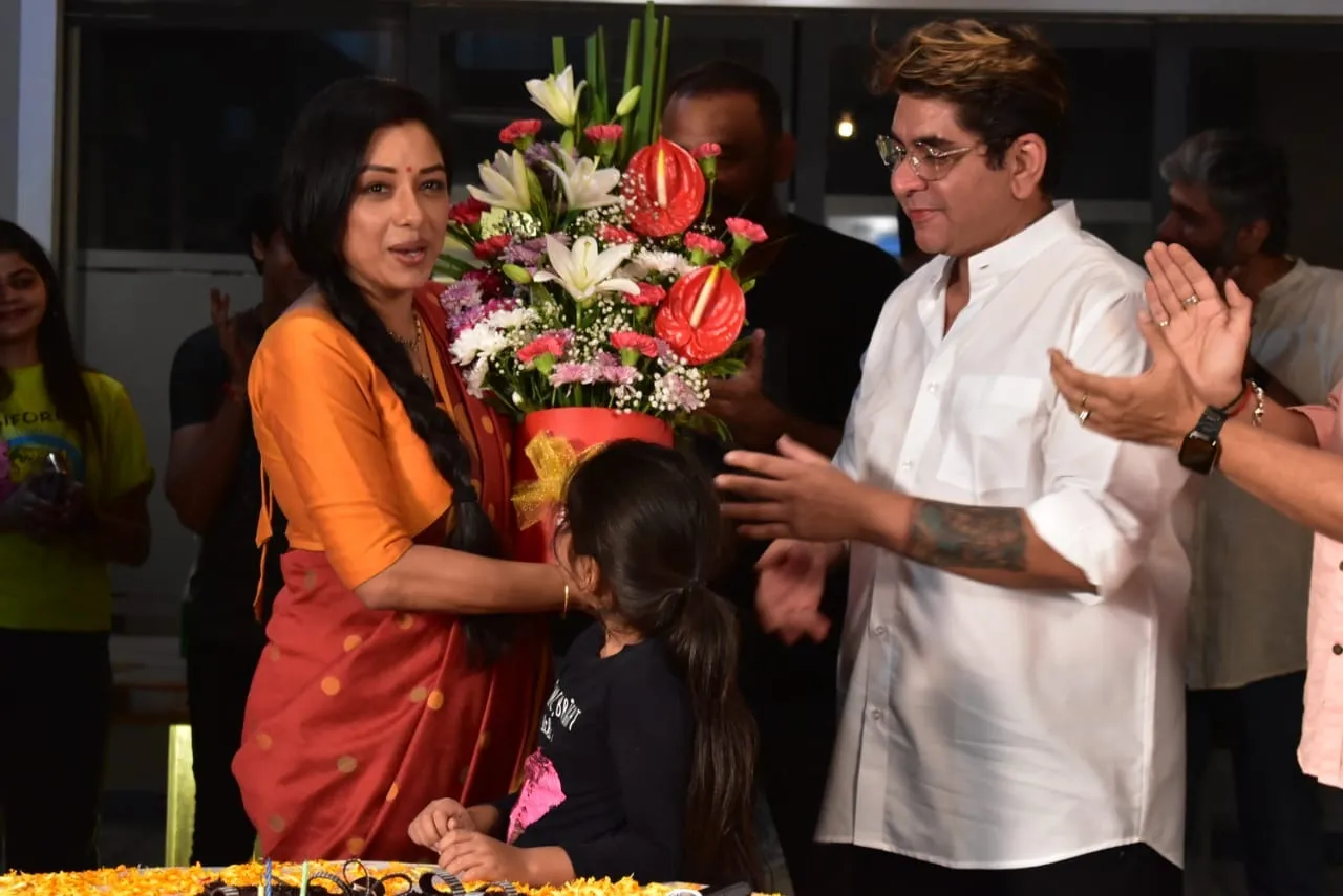 Rupali Ganguly's birthday celeberation (4)