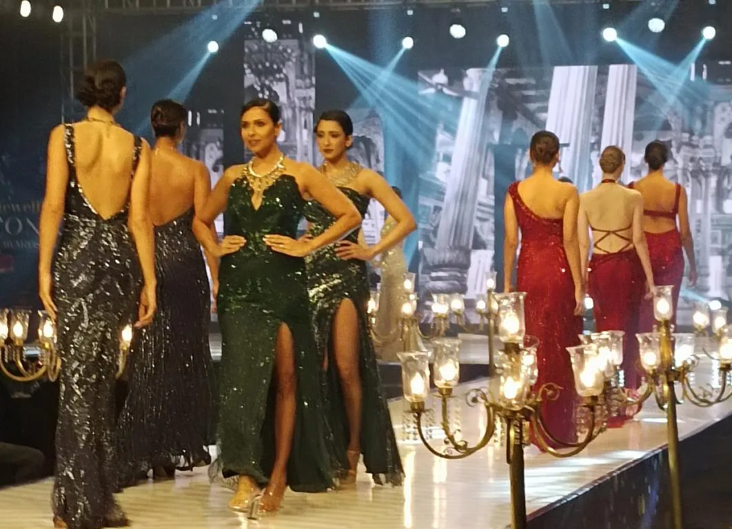JewelBuzz-Iconic Awards- Bevy of models on ramp