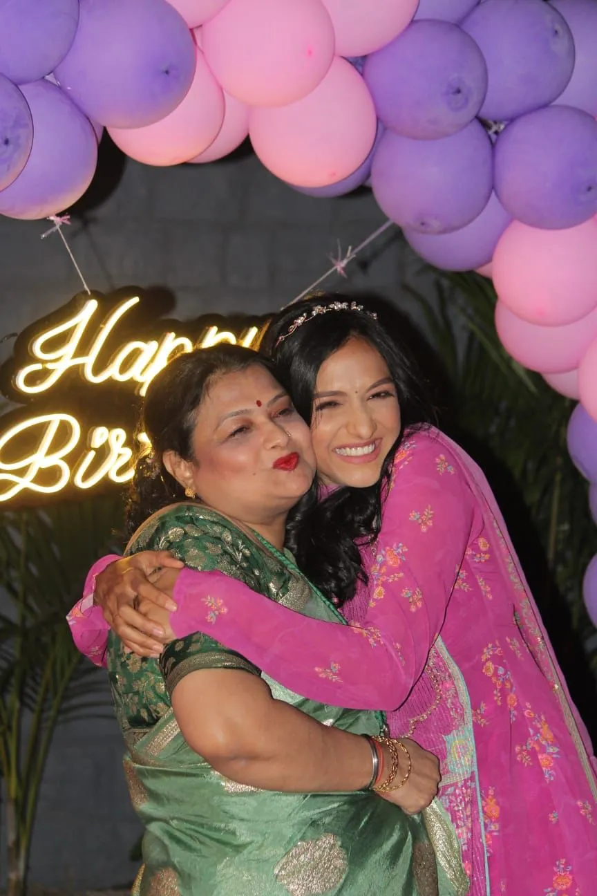 Bhagya Lakshmi actor Aishwarya Khare with her mother