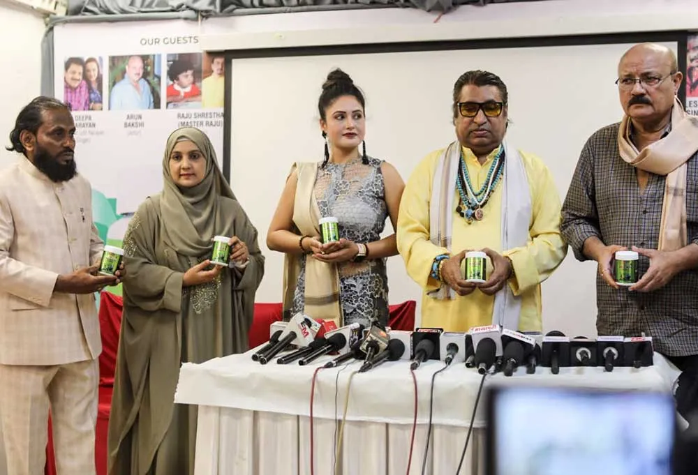 Deepa-Narayan-Dilip-Sen-Arun-Bakshi-at-the-launch-of-cancer-drug-HK-CAN-Powder.a-jpg