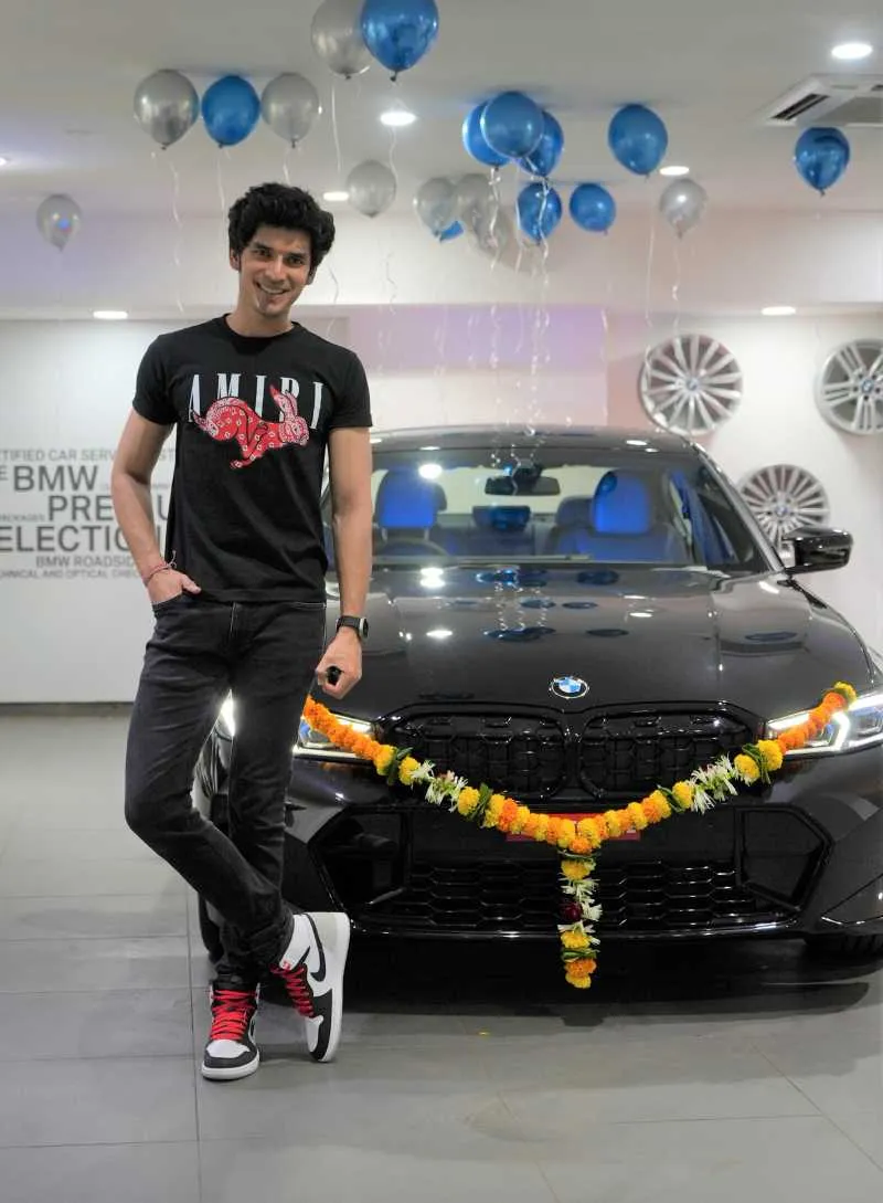 Kundali Bhagya actor Paras Kalnawat buys his first luxurious sports sedan, calls it _ticking off one wish of from my dad's bucket list_ (3)