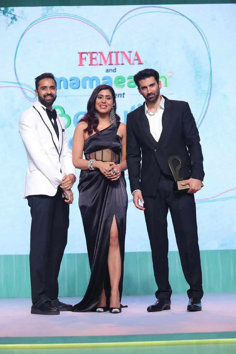 Varun Alagh and Ghazal Alagh, Co-founders of Mamaearth present the 'Standout Performer of the Year (Male)' award to Aditya Roy Kapur