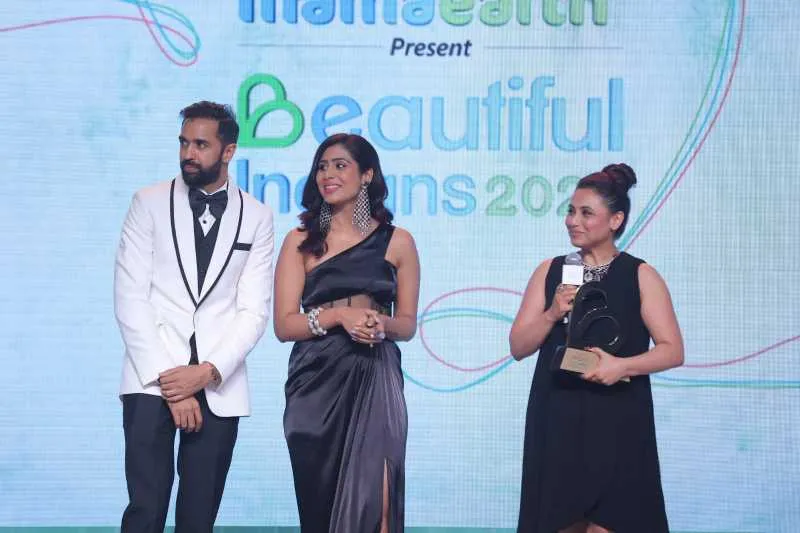 Varun Alagh and Ghazal Alagh, Co-founders of Mamaearth present the 'Standout Performer of the Year (Male)' award to Rani Mukerji