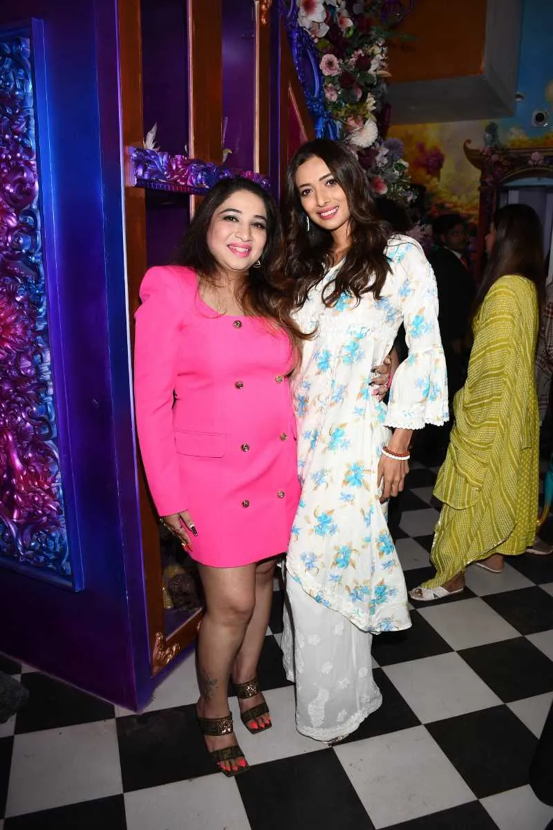 KArishma Shetty with Heena Panchal during the launch of PSYCHIC TEMPLES by KARISHMA SHETTY