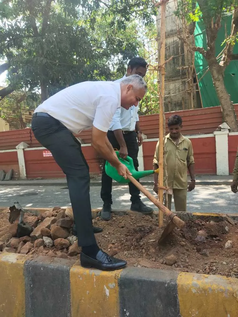 Makarand Narwekar planting trees _ 01