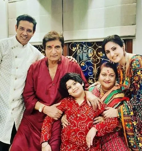 Raj-Babbar-with-his-wife-Nadira-daughter-son-in-law-and-grandson