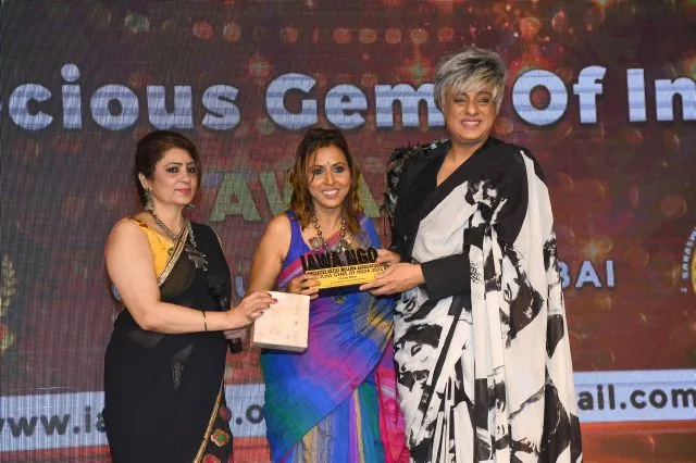 Dr. Daljeet Kaur and Rohit Verma awarding Shomu Mitra