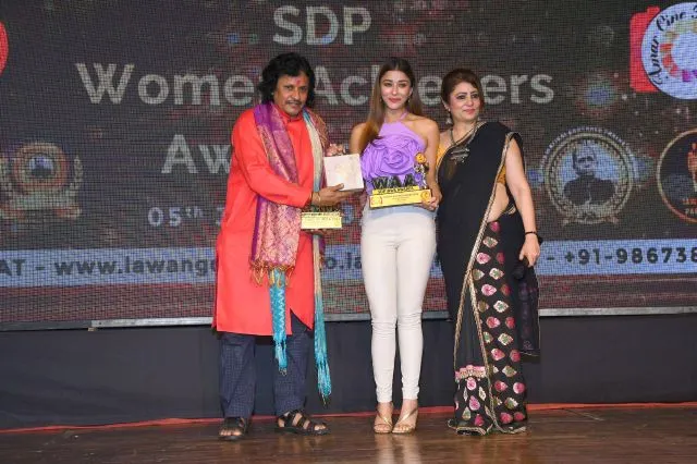 Dr. Daljeet Kaur awarding Nyrraa Banerjee