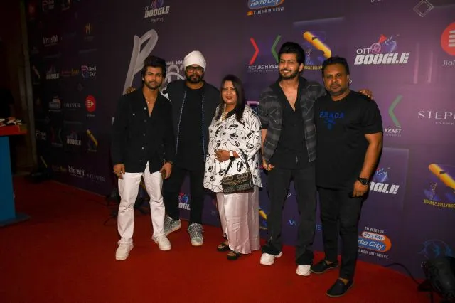 Siddharth Nigam with Ramji Gulati Kumarr and Abhishek Nigam during BOOGLE BOLLYWOOD BALLISTIC AWARDS 2023