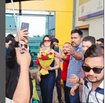 Urvashi Rautela And Pankaj Tripathi Get Mobbed (1)