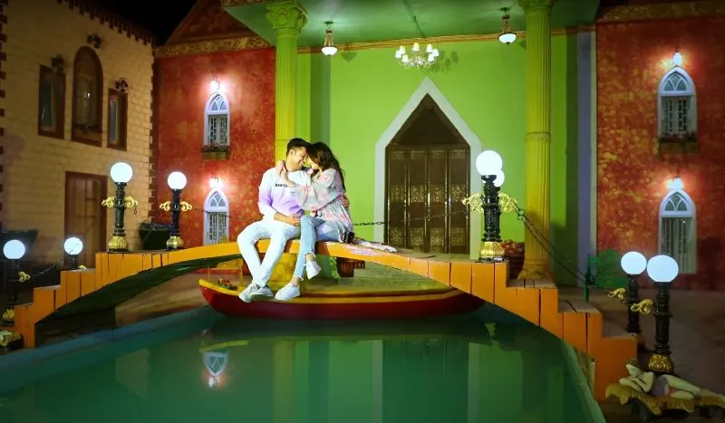 Anup Jalota's music video Ui Mui Su