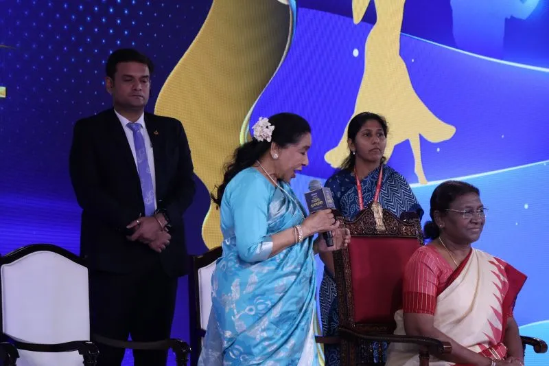 Asha Bhonsle sing for President Droupadi Murmu (1)