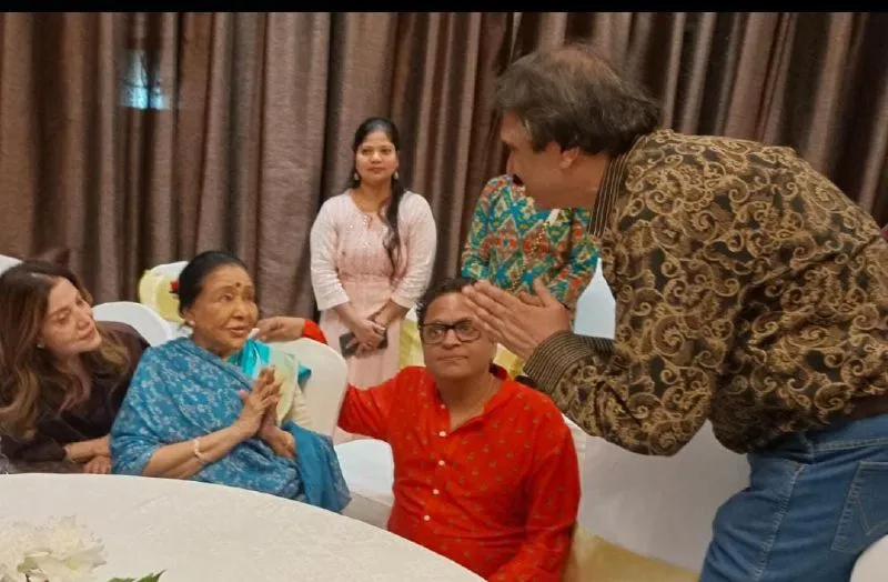Asha Bhosle speaking to Chaitanya Padukone at a past event
