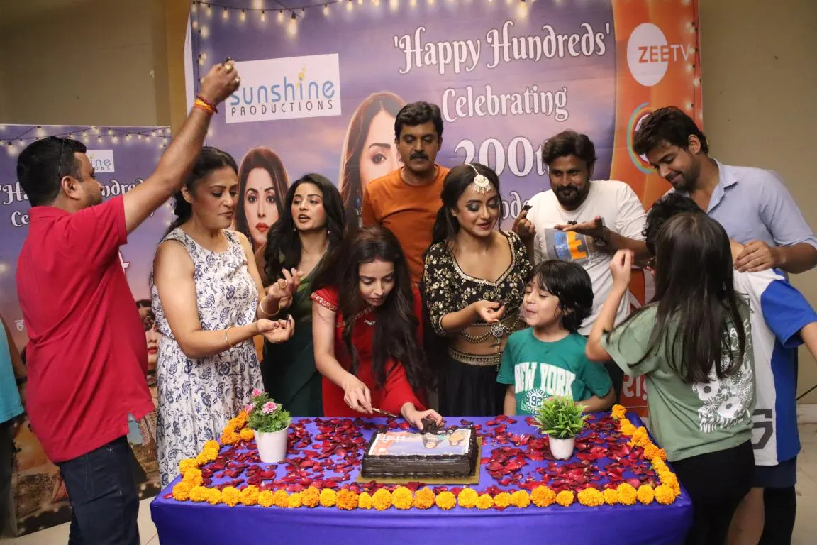 Cast of Maitree is celebrating 200 episodes (2)