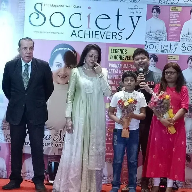 Hema Malini 03 with Nari Hira and director-author Ram Kamal Mukherjee and his family