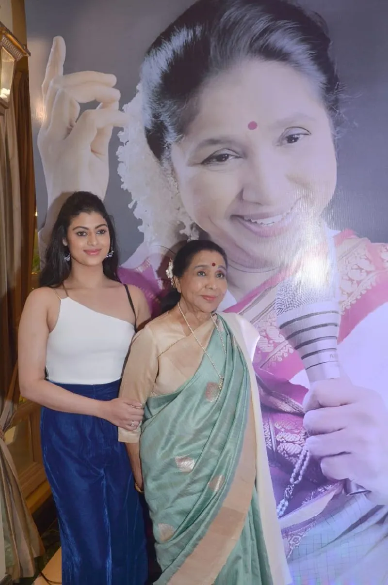 Zanai Bhosle with Asha Bhosle